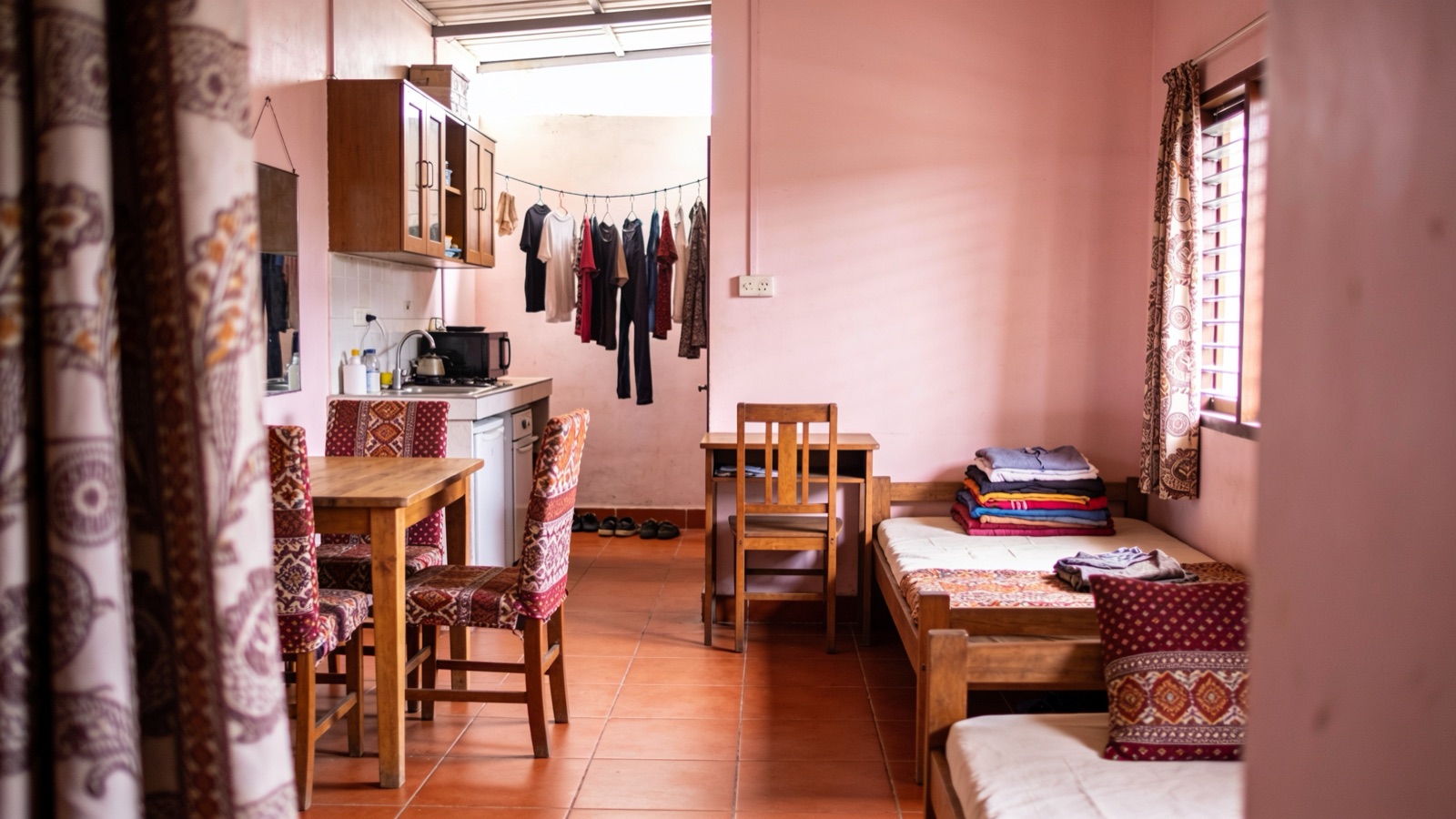 Tips Menyimpan Baju agar Tidak Lepek di Lemari, Anak Kost Wajib Paham!